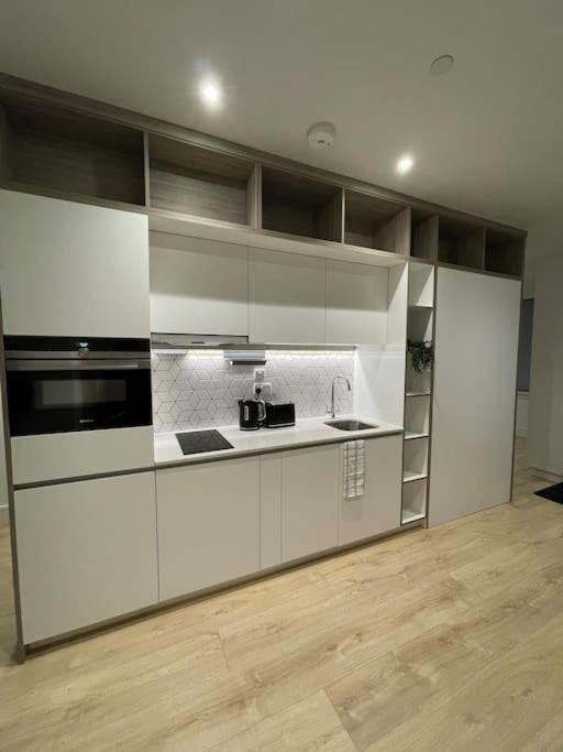 Luxx Apartment & Suites, London Heathrow Airport, Terminal 4, Piccadilly Underground Train Station Nearby! 히드로 외부 사진