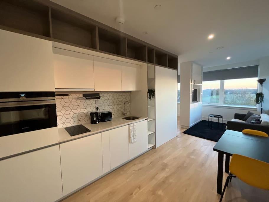 Luxx Apartment & Suites, London Heathrow Airport, Terminal 4, Piccadilly Underground Train Station Nearby! 히드로 외부 사진