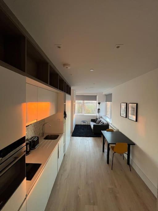 Luxx Apartment & Suites, London Heathrow Airport, Terminal 4, Piccadilly Underground Train Station Nearby! 히드로 외부 사진