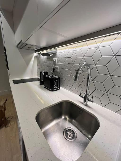 Luxx Apartment & Suites, London Heathrow Airport, Terminal 4, Piccadilly Underground Train Station Nearby! 히드로 외부 사진