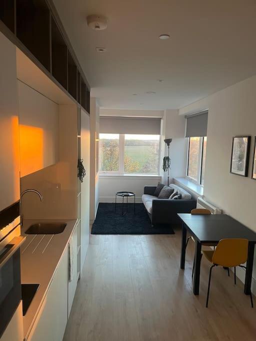 Luxx Apartment & Suites, London Heathrow Airport, Terminal 4, Piccadilly Underground Train Station Nearby! 히드로 외부 사진