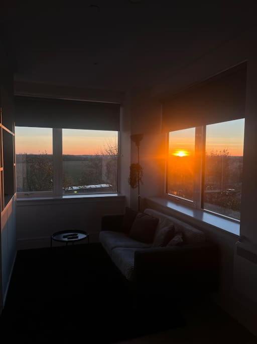 Luxx Apartment & Suites, London Heathrow Airport, Terminal 4, Piccadilly Underground Train Station Nearby! 히드로 외부 사진