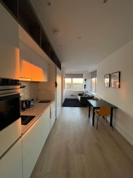 Luxx Apartment & Suites, London Heathrow Airport, Terminal 4, Piccadilly Underground Train Station Nearby! 히드로 외부 사진