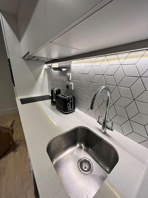 Luxx Apartment & Suites, London Heathrow Airport, Terminal 4, Piccadilly Underground Train Station Nearby! 히드로 외부 사진
