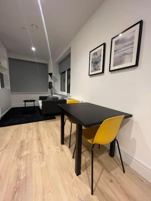 Luxx Apartment & Suites, London Heathrow Airport, Terminal 4, Piccadilly Underground Train Station Nearby! 히드로 외부 사진