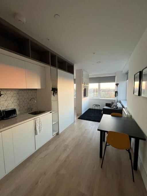 Luxx Apartment & Suites, London Heathrow Airport, Terminal 4, Piccadilly Underground Train Station Nearby! 히드로 외부 사진