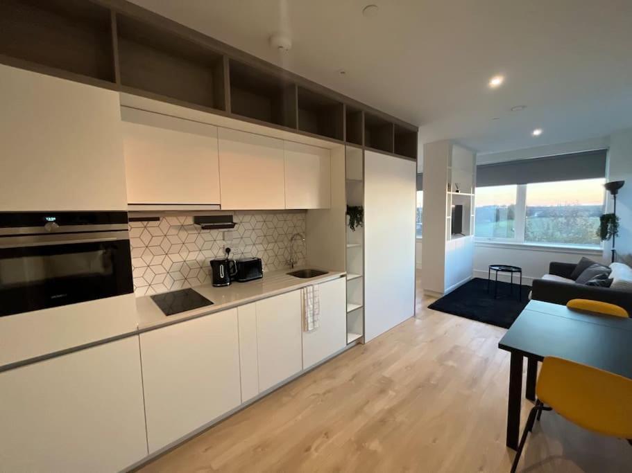 Luxx Apartment & Suites, London Heathrow Airport, Terminal 4, Piccadilly Underground Train Station Nearby! 히드로 외부 사진