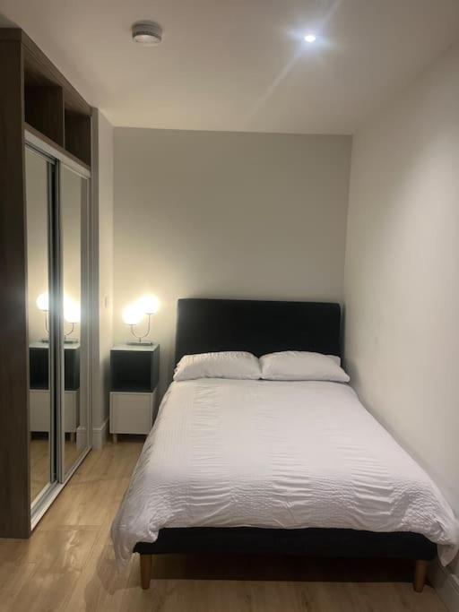 Luxx Apartment & Suites, London Heathrow Airport, Terminal 4, Piccadilly Underground Train Station Nearby! 히드로 외부 사진