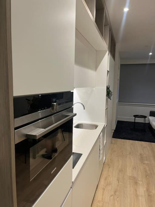 Luxx Apartment & Suites, London Heathrow Airport, Terminal 4, Piccadilly Underground Train Station Nearby! 히드로 외부 사진