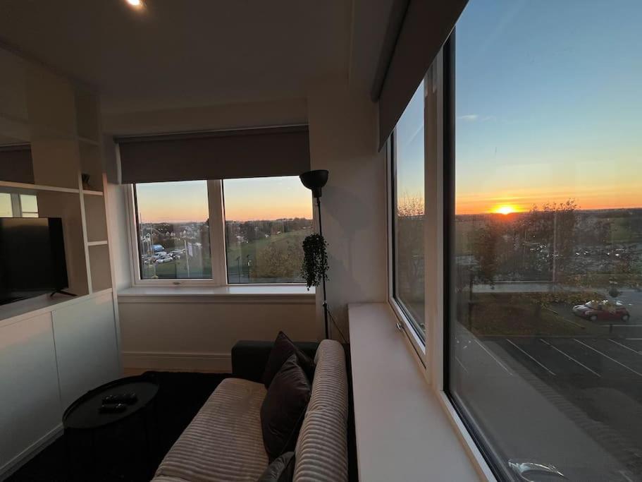 Luxx Apartment & Suites, London Heathrow Airport, Terminal 4, Piccadilly Underground Train Station Nearby! 히드로 외부 사진