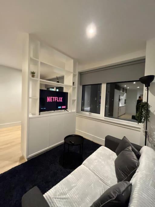 Luxx Apartment & Suites, London Heathrow Airport, Terminal 4, Piccadilly Underground Train Station Nearby! 히드로 외부 사진