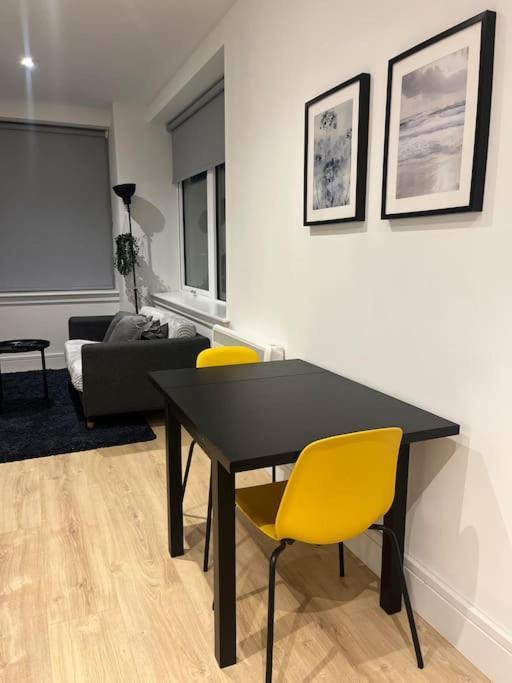 Luxx Apartment & Suites, London Heathrow Airport, Terminal 4, Piccadilly Underground Train Station Nearby! 히드로 외부 사진