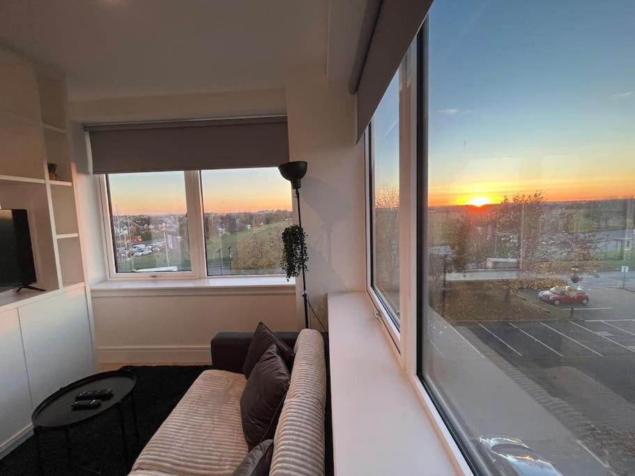 Luxx Apartment & Suites, London Heathrow Airport, Terminal 4, Piccadilly Underground Train Station Nearby! 히드로 외부 사진