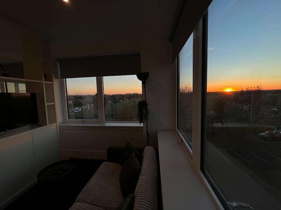 Luxx Apartment & Suites, London Heathrow Airport, Terminal 4, Piccadilly Underground Train Station Nearby! 히드로 외부 사진