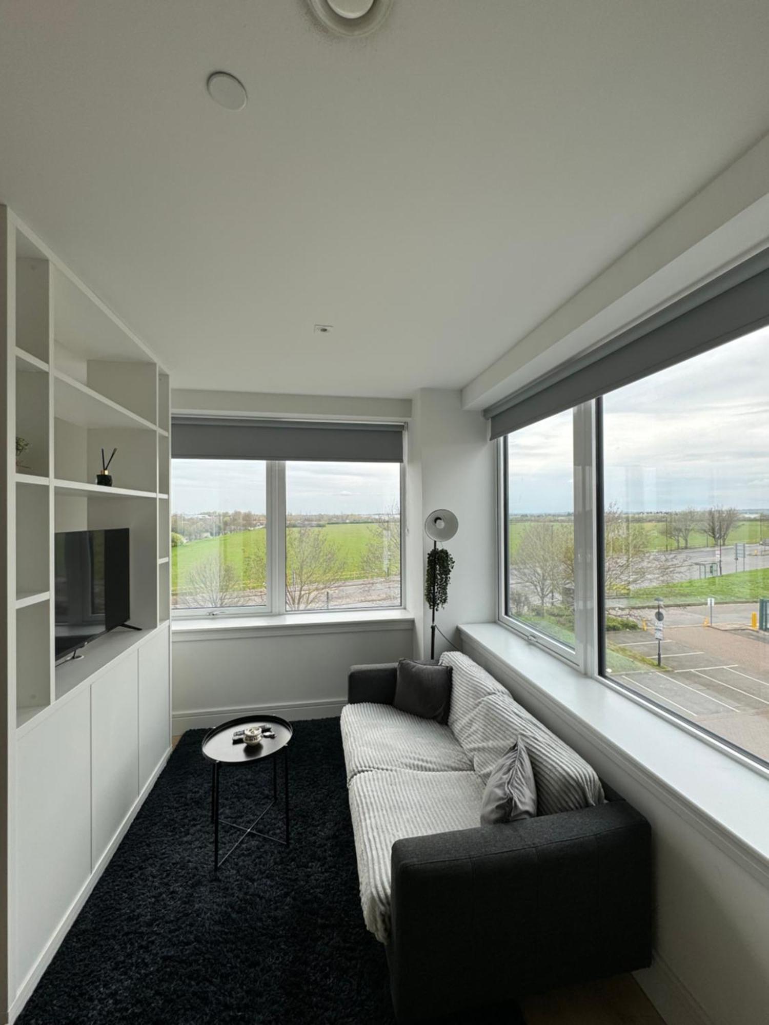 Luxx Apartment & Suites, London Heathrow Airport, Terminal 4, Piccadilly Underground Train Station Nearby! 히드로 외부 사진