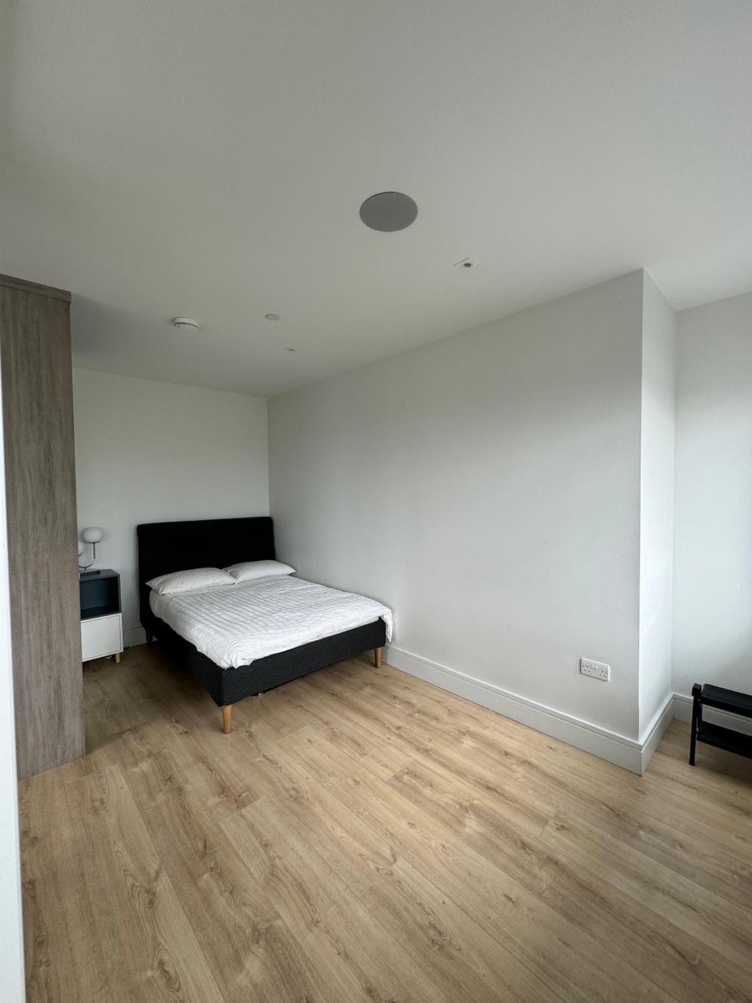 Luxx Apartment & Suites, London Heathrow Airport, Terminal 4, Piccadilly Underground Train Station Nearby! 히드로 외부 사진