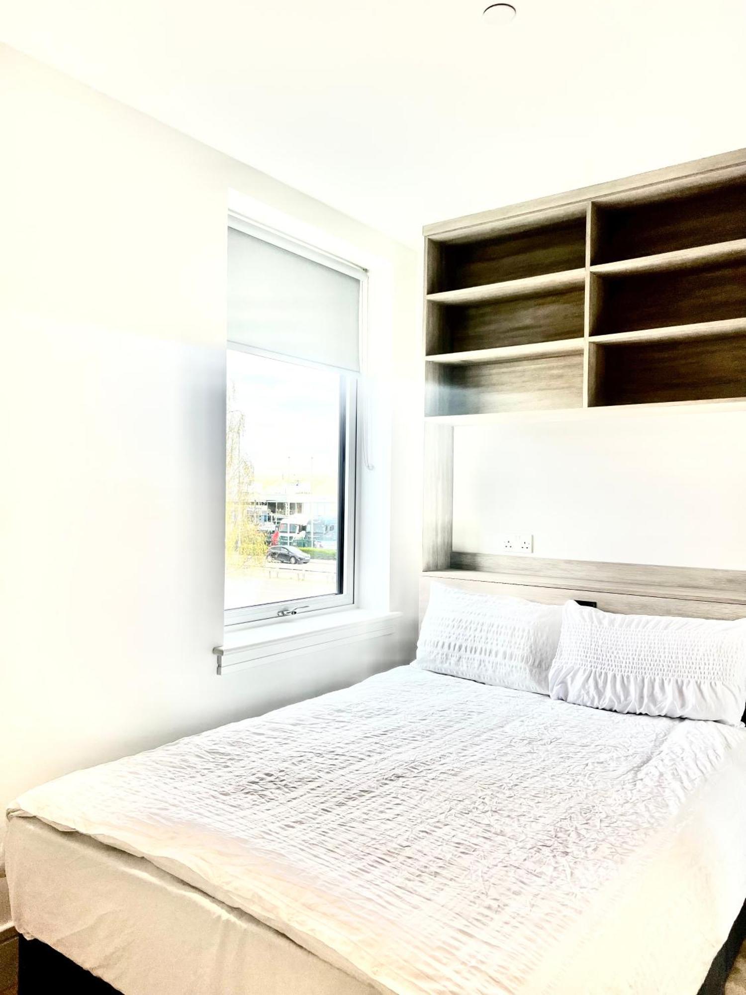 Luxx Apartment & Suites, London Heathrow Airport, Terminal 4, Piccadilly Underground Train Station Nearby! 히드로 외부 사진